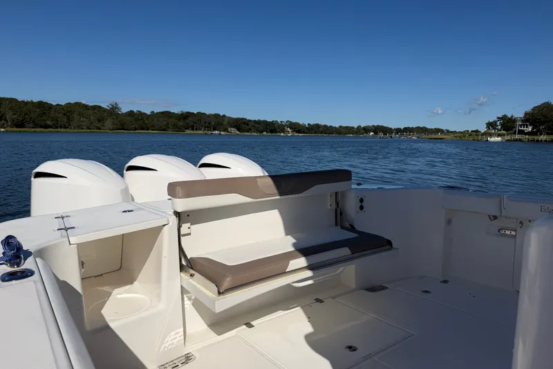 Slide: The Image of Edgewater 370CC 2018 - 28