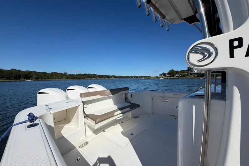 Slide: The Image of Edgewater 370CC 2018 - 27