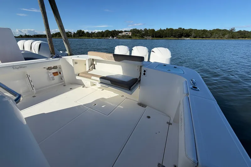 Slide: The Image of Edgewater 370CC 2018 - 24