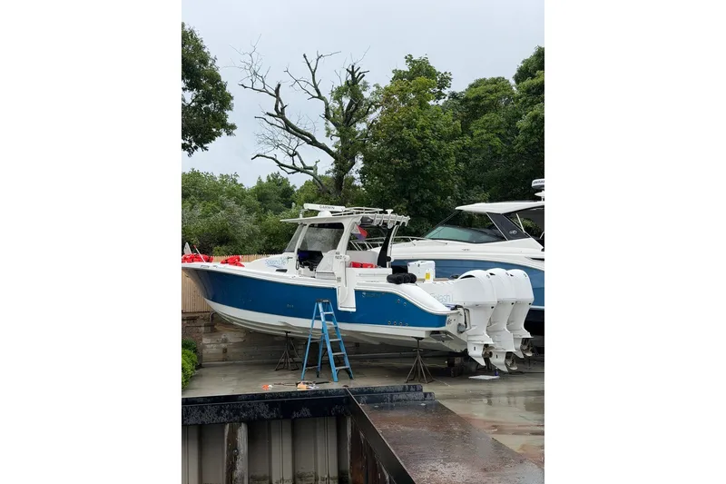 Slide: The Image of Edgewater 370CC 2018 - 13