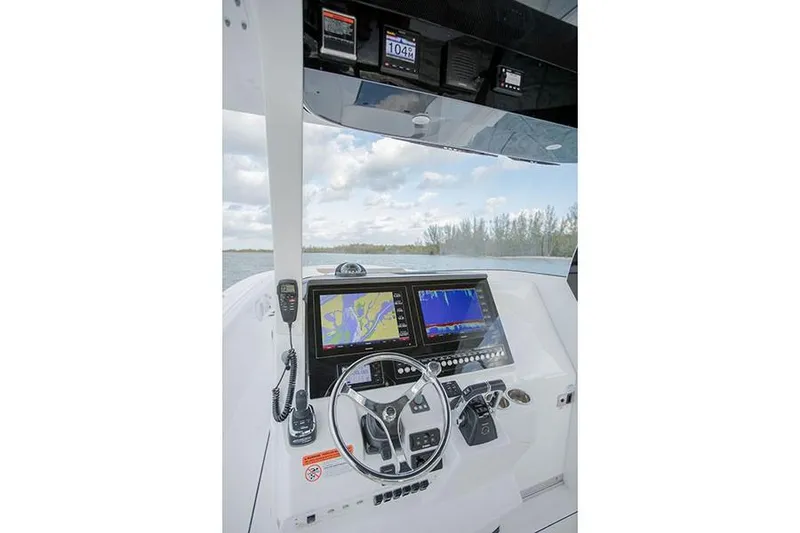 Slide: The Image of Edgewater 370CC 2018 - 6