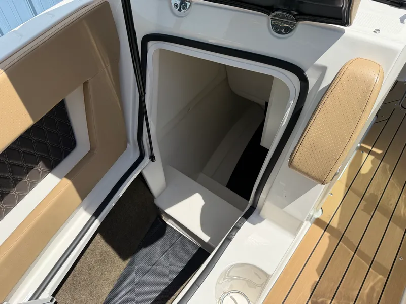 Slide: The Image of Sea Ray 280 SLX 2022 - 10