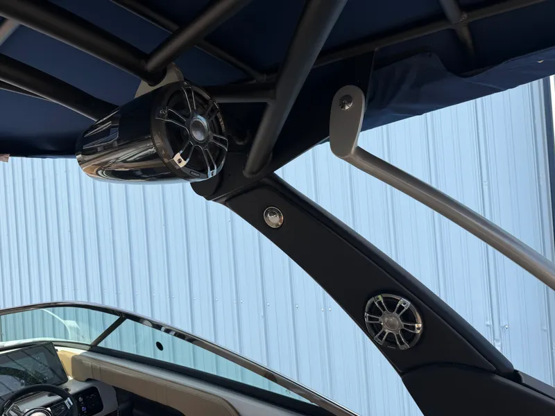 Slide: The Image of Sea Ray 280 SLX 2022 - 17