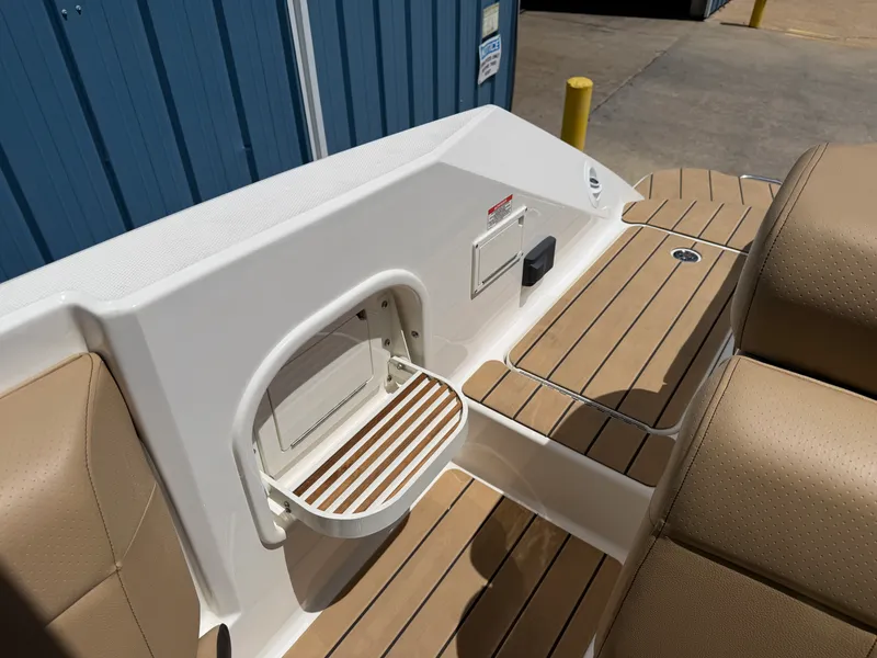 Slide: The Image of Sea Ray 280 SLX 2022 - 18