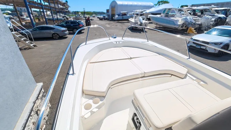 Slide: The Image of Boston Whaler 190 Montauk 2026 - 20