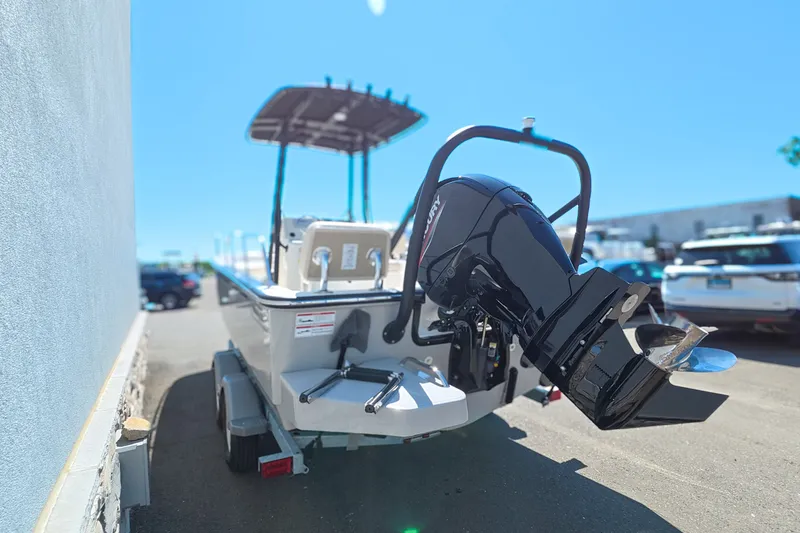 Slide: The Image of Boston Whaler 190 Montauk 2026 - 4