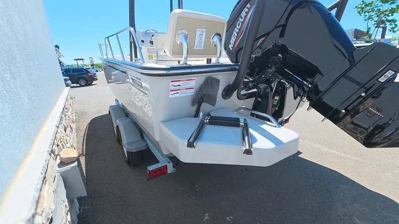 Slide: The Image of Boston Whaler 190 Montauk 2026 - 12