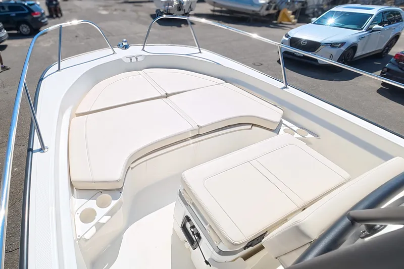 Slide: The Image of Boston Whaler 190 Montauk 2026 - 15