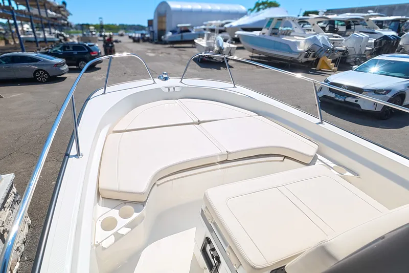 Slide: The Image of Boston Whaler 190 Montauk 2026 - 14