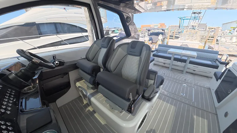 Slide: The Image of Galeon 375 GTO 2025 - 20