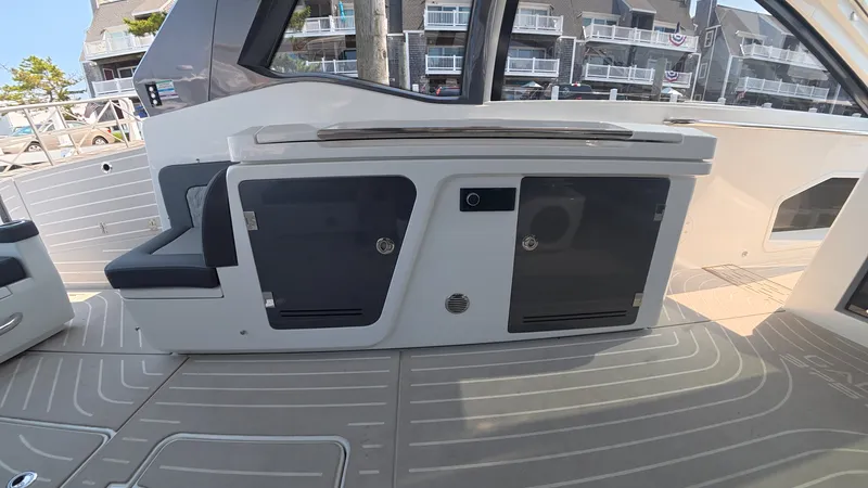 Slide: The Image of Galeon 375 GTO 2025 - 15