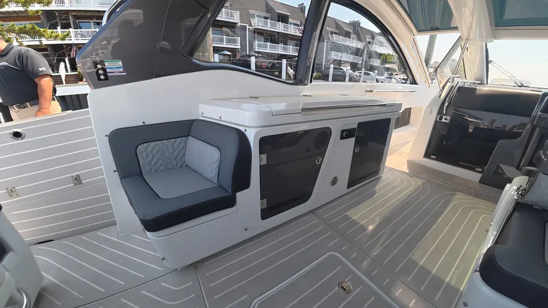 Slide: The Image of Galeon 375 GTO 2025 - 12