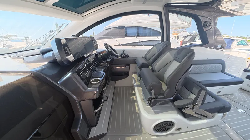 Slide: The Image of Galeon 375 GTO 2025 - 19
