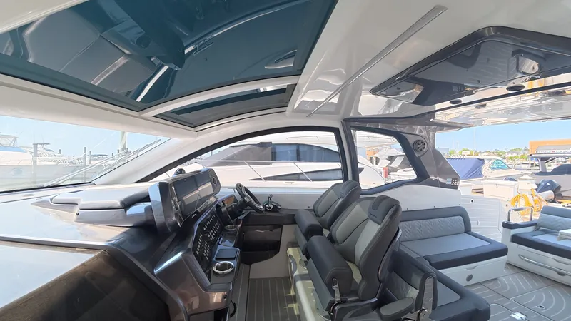 Slide: The Image of Galeon 375 GTO 2025 - 18