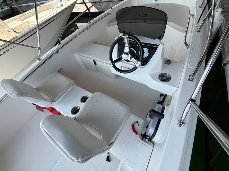 Slide: The Image of Boston Whaler 160 Super Sport 2026 - 5