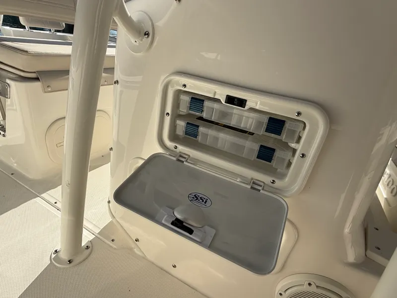 Slide: The Image of Boston Whaler 190 Montauk 2026 - 9