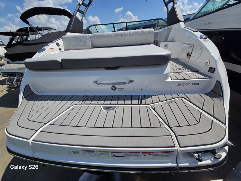 Slide: The Image of Sea Ray SDX 250 2026 - 4