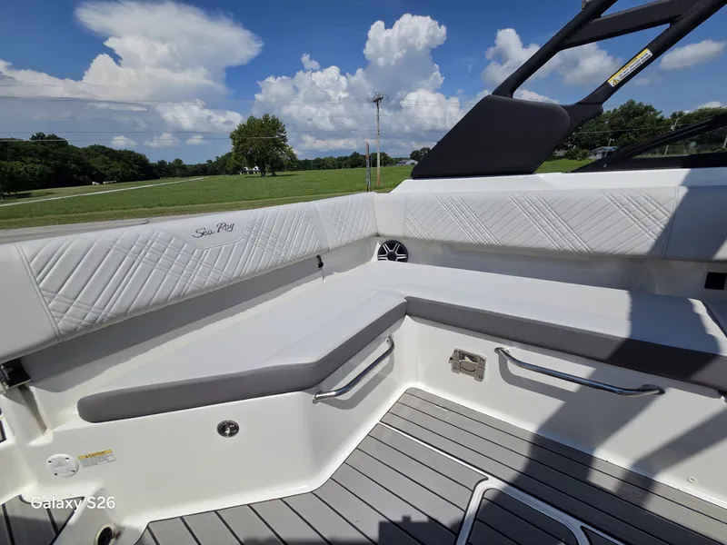 Slide: The Image of Sea Ray SDX 250 2026 - 21