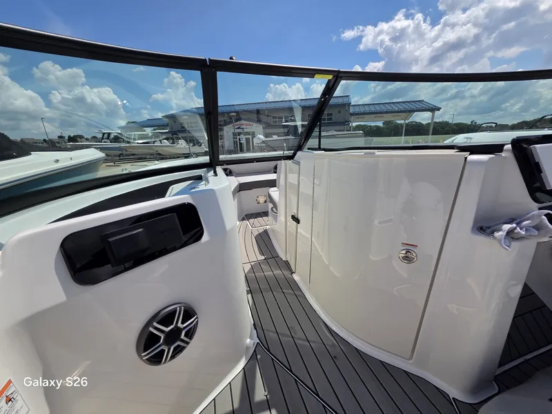 Slide: The Image of Sea Ray SDX 250 2026 - 14