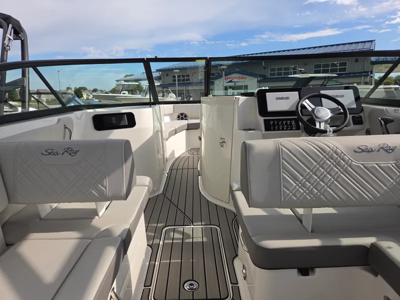 Slide: The Image of Sea Ray SDX 250 2026 - 14