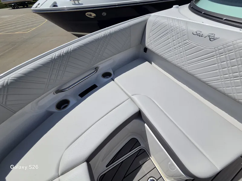 Slide: The Image of Sea Ray SDX 250 2026 - 20
