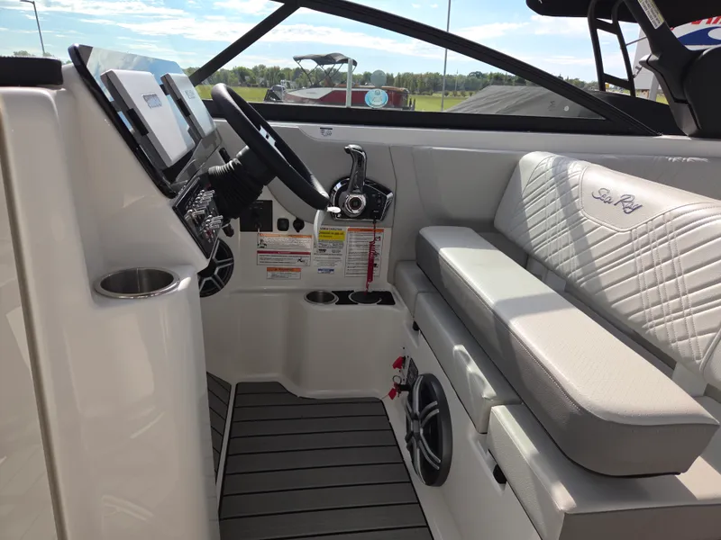 Slide: The Image of Sea Ray SDX 250 2026 - 18