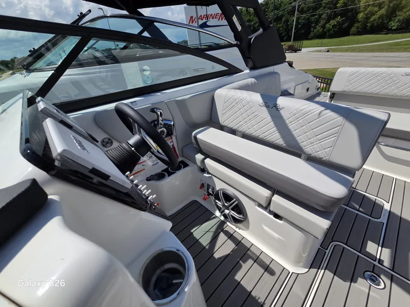 Slide: The Image of Sea Ray SDX 250 2026 - 12