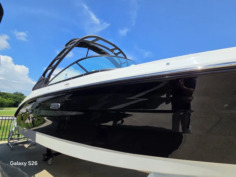 Slide: The Image of Sea Ray SDX 250 2026 - 2