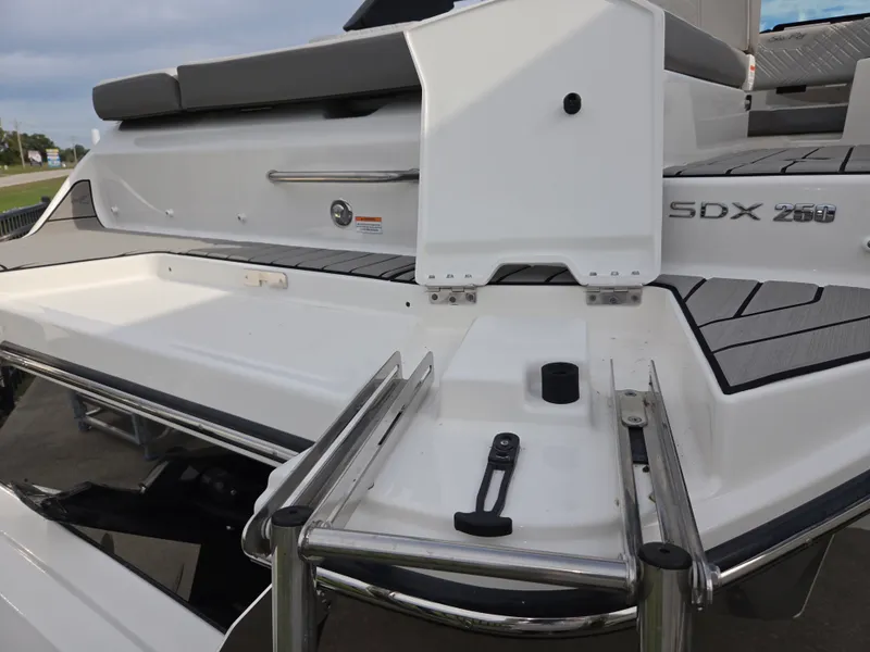 Slide: The Image of Sea Ray SDX 250 2026 - 6