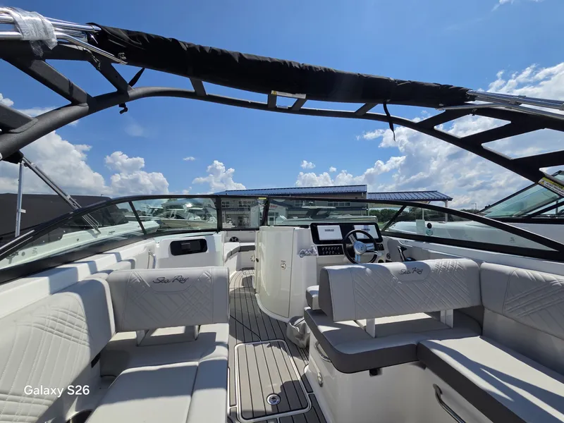 Slide: The Image of Sea Ray SDX 250 2026 - 8