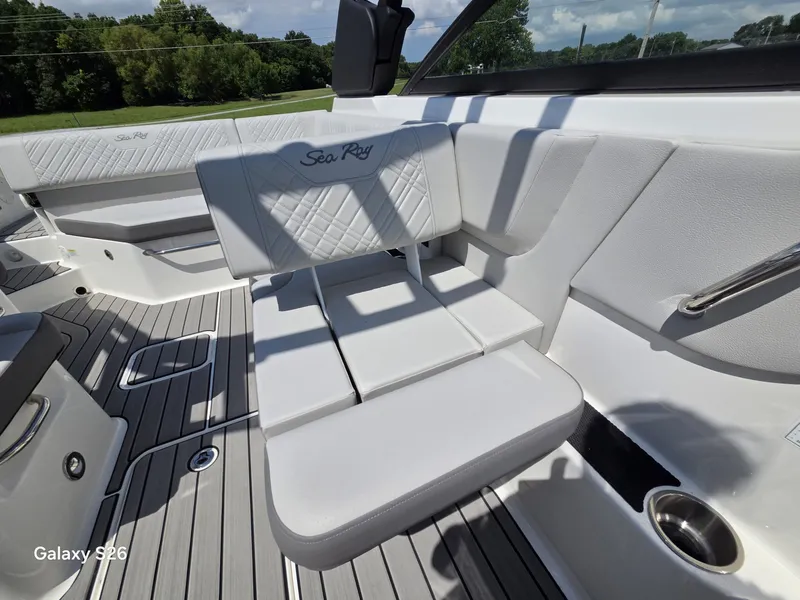 Slide: The Image of Sea Ray SDX 250 2026 - 13