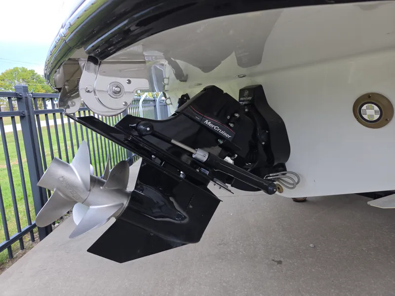 Slide: The Image of Sea Ray SDX 250 2026 - 8