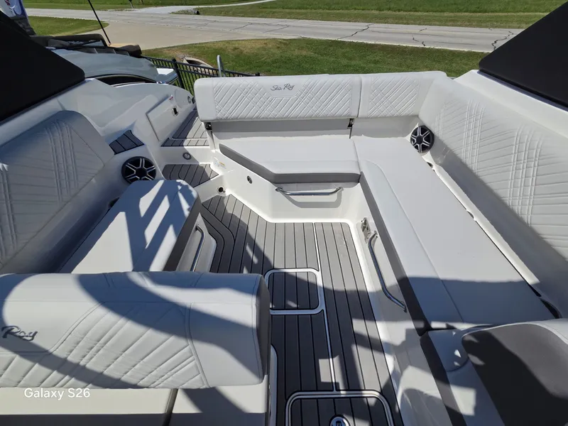 Slide: The Image of Sea Ray SDX 250 2026 - 22
