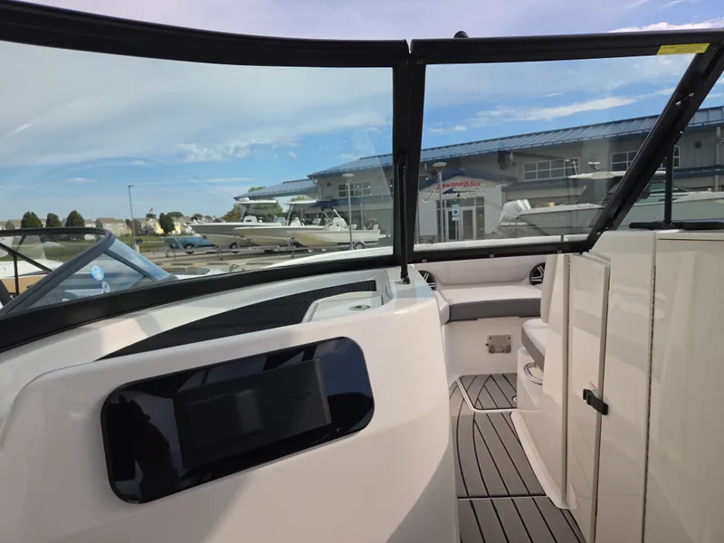 Slide: The Image of Sea Ray SDX 250 2026 - 16