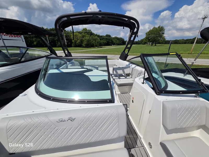 Slide: The Image of Sea Ray SDX 250 2026 - 19