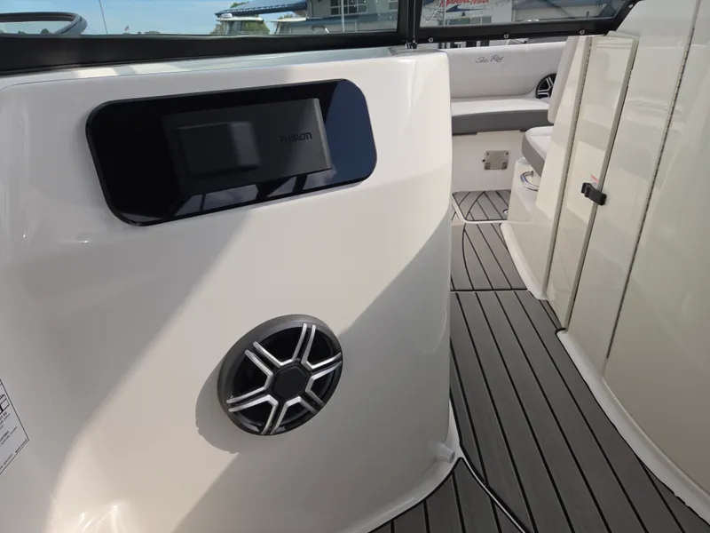 Slide: The Image of Sea Ray SDX 250 2026 - 15