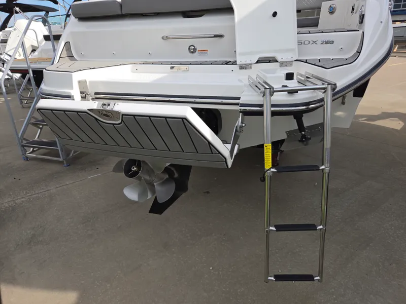 Slide: The Image of Sea Ray SDX 250 2026 - 7