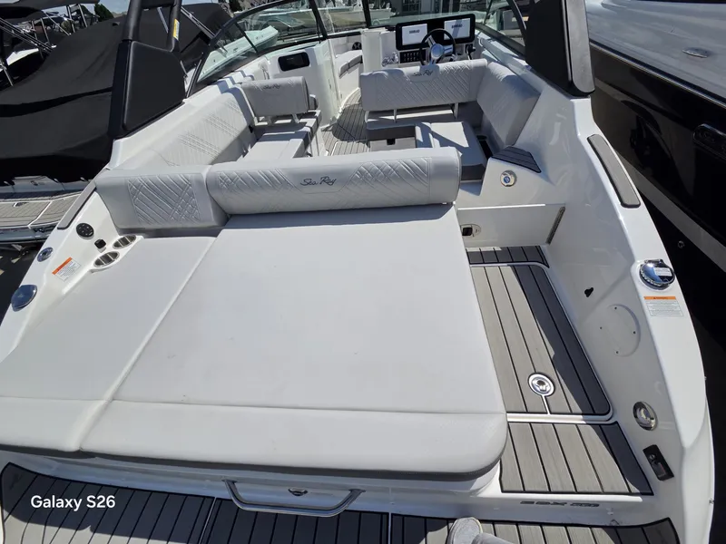 Slide: The Image of Sea Ray SDX 250 2026 - 6