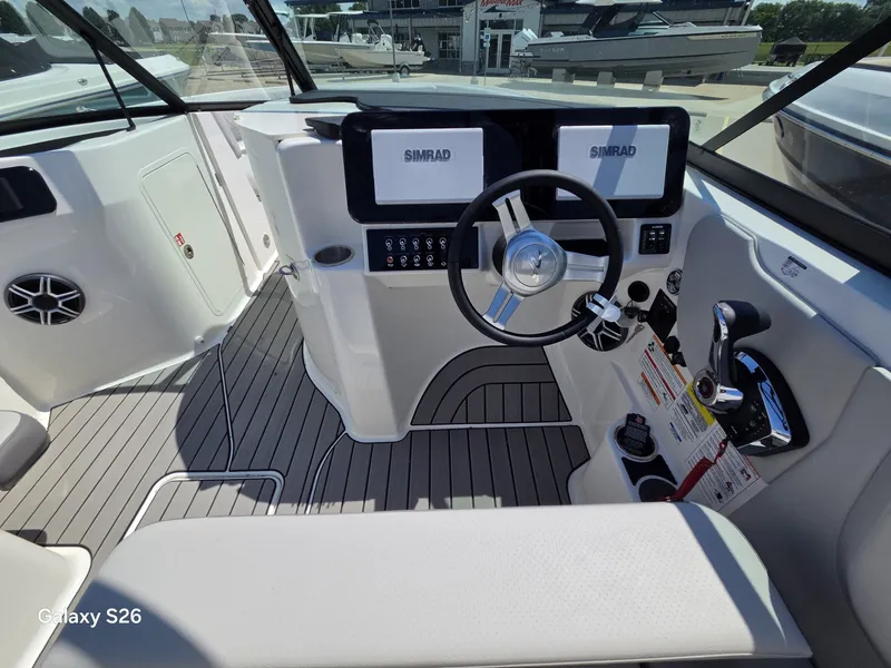 Slide: The Image of Sea Ray SDX 250 2026 - 9