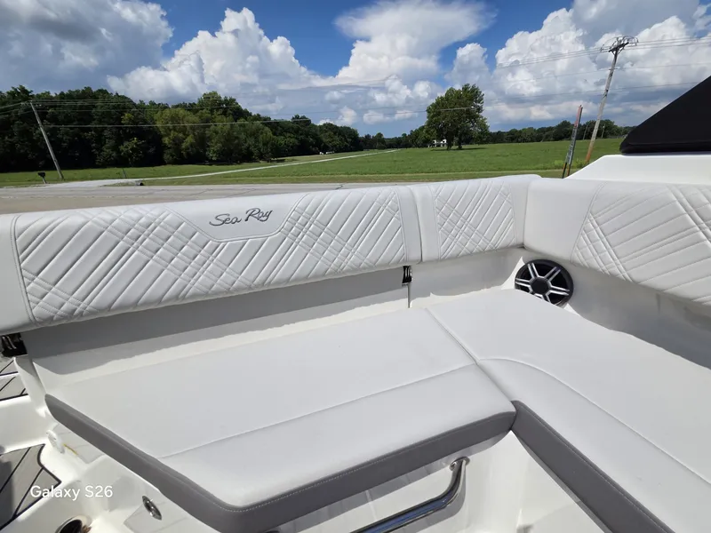 Slide: The Image of Sea Ray SDX 250 2026 - 7