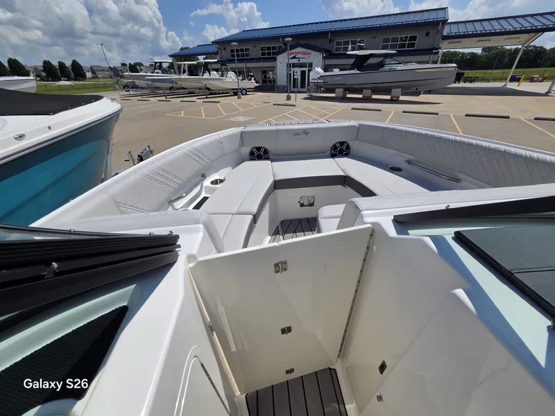 Slide: The Image of Sea Ray SDX 250 2026 - 15