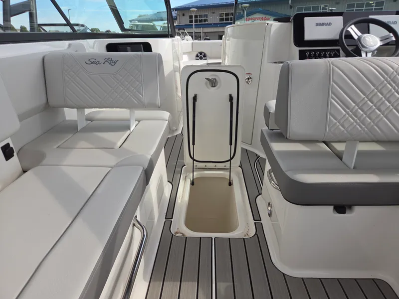 Slide: The Image of Sea Ray SDX 250 2026 - 33