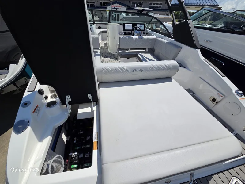 Slide: The Image of Sea Ray SDX 250 2026 - 5