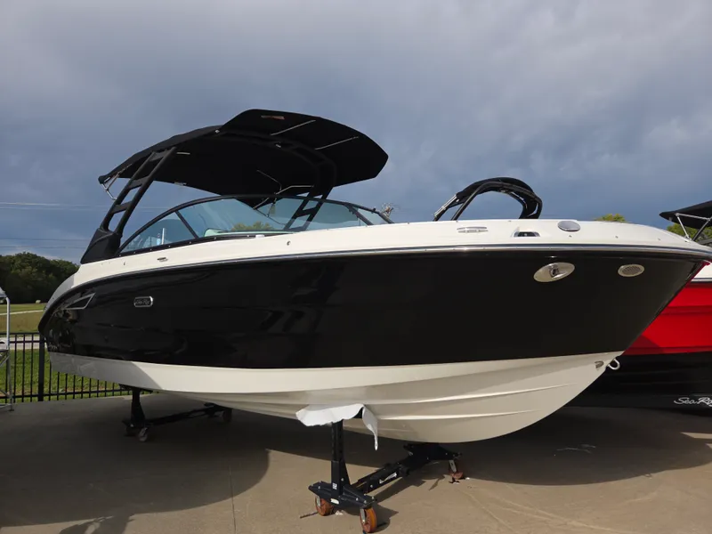 Slide: The Image of Sea Ray SDX 250 2026 - 1