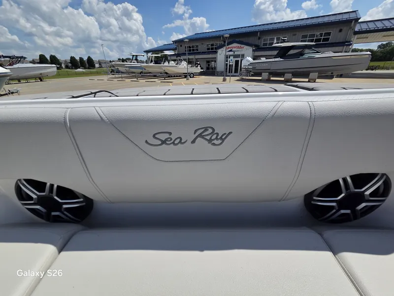 Slide: The Image of Sea Ray SDX 250 2026 - 23