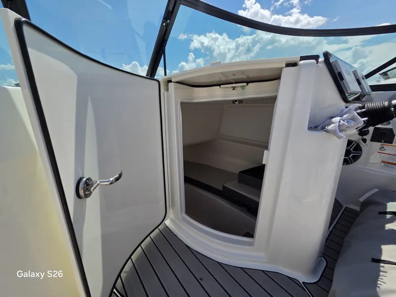 Slide: The Image of Sea Ray SDX 250 2026 - 16