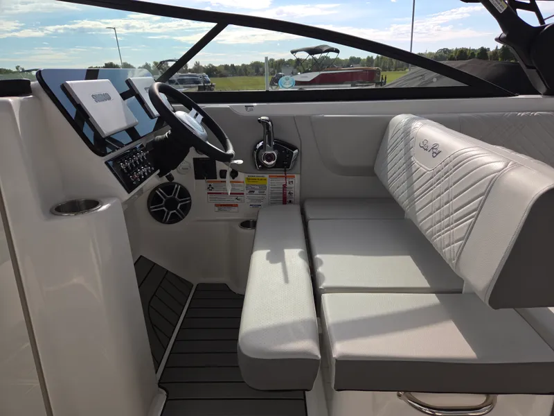 Slide: The Image of Sea Ray SDX 250 2026 - 17