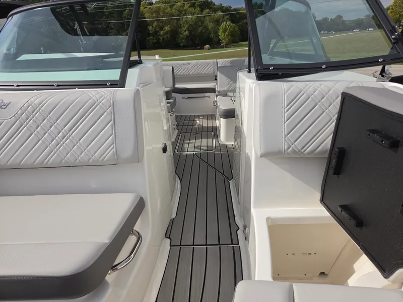 Slide: The Image of Sea Ray SDX 250 2026 - 28