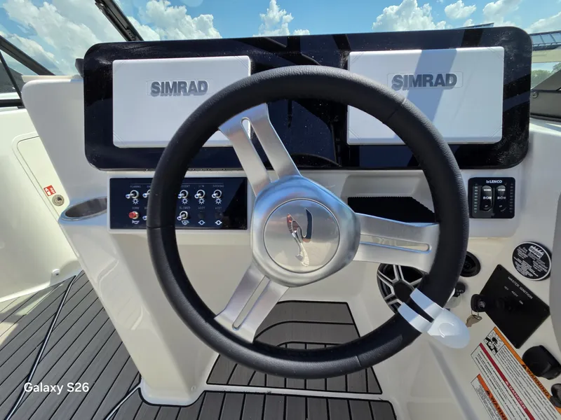 Slide: The Image of Sea Ray SDX 250 2026 - 10