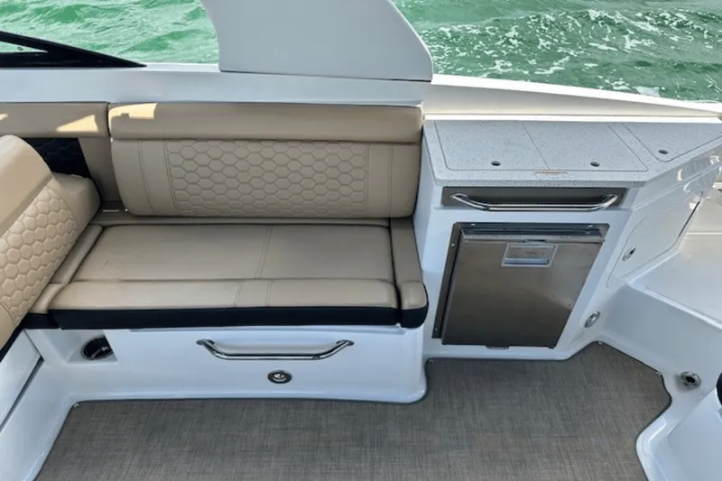 Slide: The Image of Sea Ray 290 SDX OB 2019 - 9